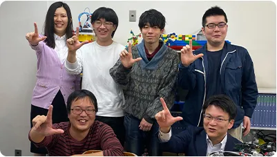 卒業生と先生方の集合写真