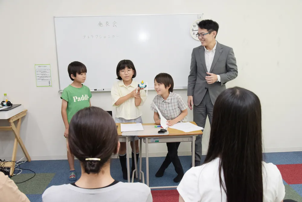 自分で考えた作品について発表する子どもたち